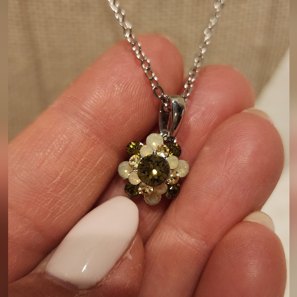 NWT Lia Sophia Light Green Flower Necklace with Matching Earrings - Picture 3 of 7